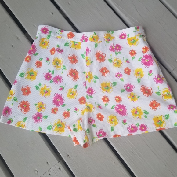 12p white shorts with bright flowers - Picture 2 of 10